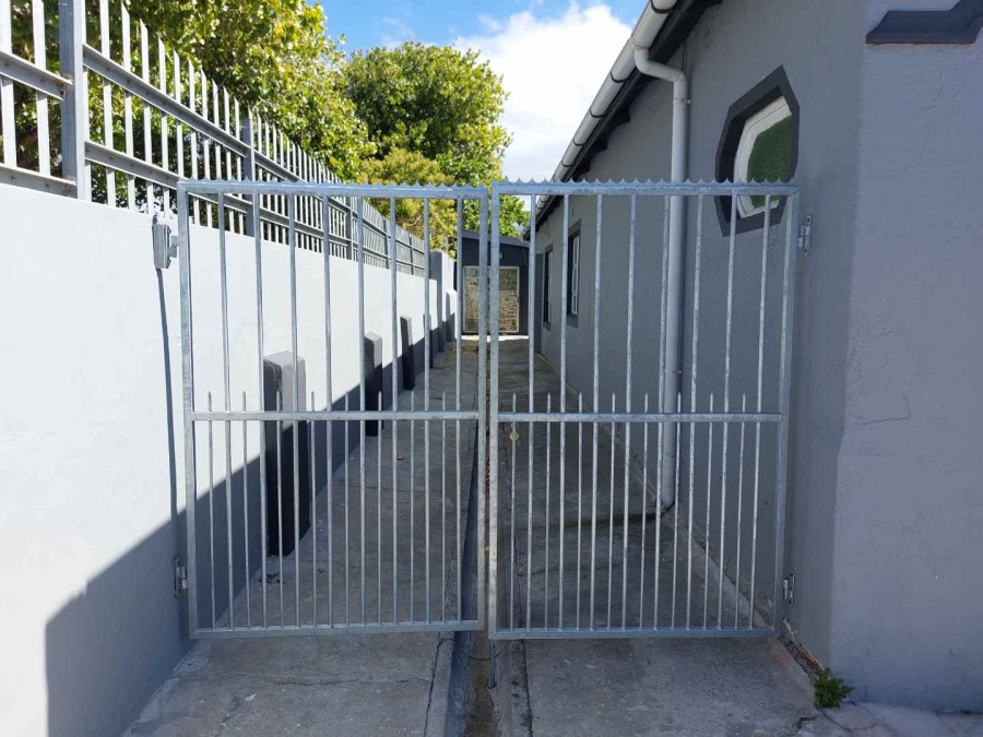 To Let 2 Bedroom Property for Rent in Lansdowne Western Cape